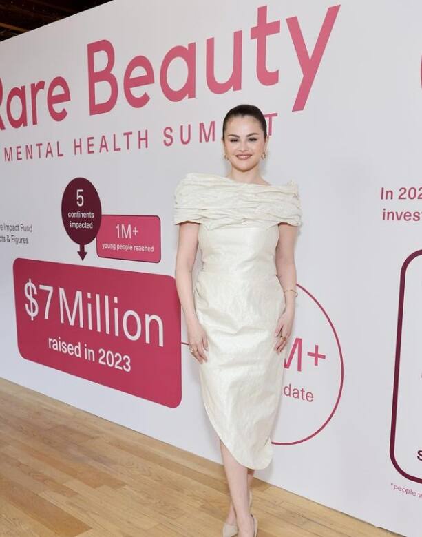 मगर क्या आपको पता है कि सेलेना गोमेज एक बिजनेस वुमन हैं. उनकी कमाई का एक बेहद बड़ा हिस्सा मशहूर ब्यूटी ब्रांड रेयर ब्यूटी (Rare Beauty) से आता है.