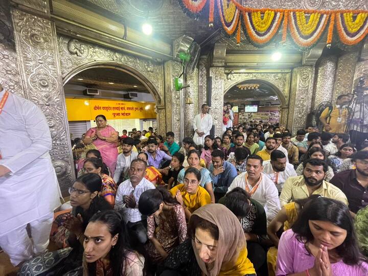 पुण्याच्या प्रसिद्ध आणि पुणेकरांच्या लाडक्या असलेल्या दगडूशेठ गणपती मंदिरात पहाटे पासून गर्दी केलीये. अथर्व शीर्ष पठण झालं असून आरती संपन्न झाली.