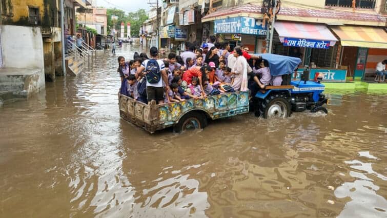 Rajasthan Rain In Flood situation in Ajmer Due to heavy Rain schools Close Water Logging in Jaipur ANN Rajasthan Rain: अजमेर में भारी बारिश से बाढ़ जैसे हालात, घरों में घुसा पानी, स्कूलों में 2 दिन की छुट्टी