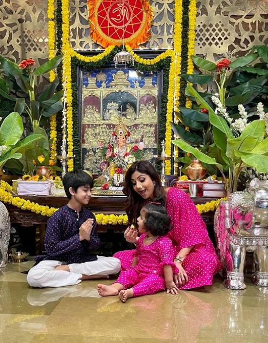 शिल्पा शेट्टी बॉलीवुड में बप्पा की सबसे बड़ी भक्तों में से एक हैं. एक्ट्रेस हर साल, बड़ी धूमधाम से गणपति की मूर्ति को अपने घर लाती है और पूरे सम्मान और भक्ति के साथ सेलिब्रेशन करती हैं.