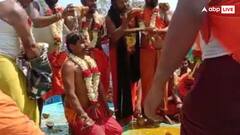 आधी रात में लाठियां लेकर एक दूसरे को मारने लगते हैं लोग, जमकर बहता है खून- अजीब है ये रिवाज