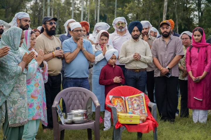 ओमजी सिने वर्ल्ड और सरताज फिल्म्स द्वारा निर्मित इस फिल्म में सतिंदर सरताज और सिम्मी चहल मुख्य जोड़ी के रूप में नजर आएंगे, जो पहली बार एक साथ स्क्रीन साझा करेंगे। इनके अलावा बीएन शर्मा, राणा रणबीर, मलकीत रोनी, सरदार सोही, सीमा कौशल, सुखविंदर राज बुट्टर, नवदीप कलेर, पवन जोहल, मंजू महल, जशनजीत घोषा आदि भी अहम भूमिका निभाएंगे।