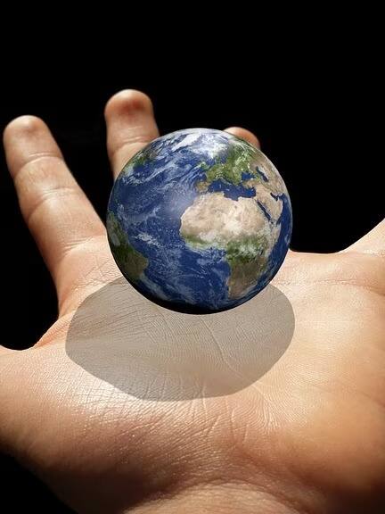 ज्या पृथ्वीवर असंख्य सजीव राहतात, त्या पृथ्वीचं वय जाणून नक्कीच तुम्हाला धक्का बसेल... पृथ्वी किती जुनी आहे, हे तुम्हाला माहीत आहे का?