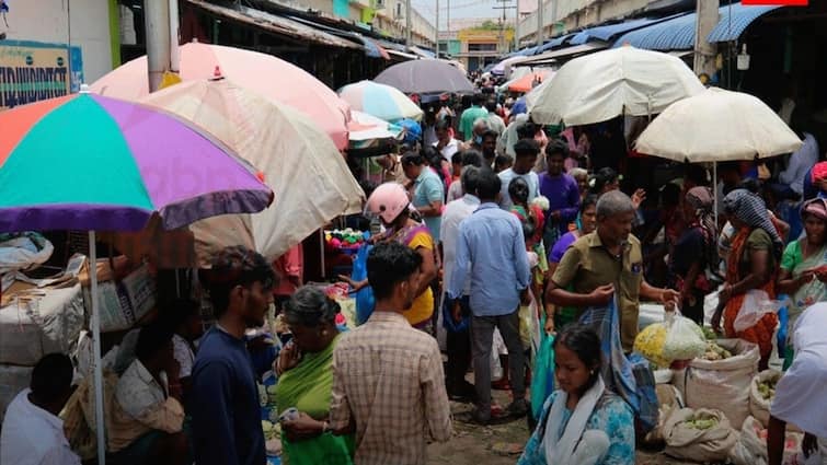 Vinayagar Chaturthi 2024 Madurai people is eager to buy products needed for the Pooja ahead of Ganesha Chaturthi - TNN Vinayagar Chaturthi 2024: மதுரையில் விநாயகருக்கு தேவையான பொருட்களைஆர்வமுடன் வாங்கிய மக்கள்