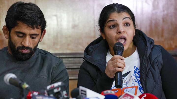 रेसलर बजरंग पुनिया और विनेश फोगाट ने कांग्रेस का दामन थाम लिया. इन दोनों के साथ-साथ और भी पहलवान जंतर-मंतर पर धरने पर बैठे थे. इसमें साक्षी मलिक भी थीं. लेकिन साक्षी ने कांग्रेस जॉइन नहीं की.