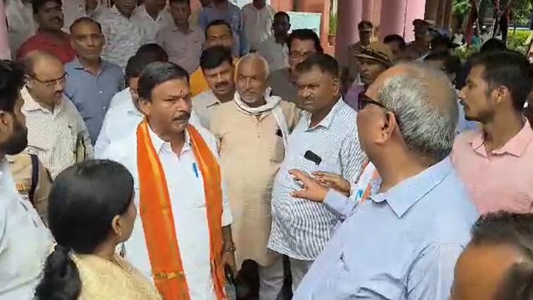 BJP district president and CMO Argument front of Yogi Minister Sanjay Nishad In Auraiya ANN 'नहीं सुधरेगा तो फिर हटेगा…' योगी के मंत्री के सामने ही बीजेपी जिलाध्यक्ष और CMO की हुई बहस