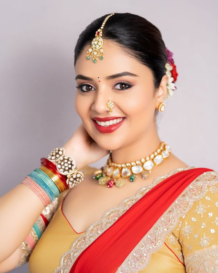 సోషల్ మీడియాలో బుల్లితెర యాంకర్ శ్రీముఖి చేసే సందడి మామూలుగా ఉండదు. Photo Credit: Sreemukhi/Instagram