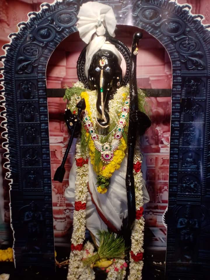 அயோத்தி பாலராமர் தோற்றத்தில் இருக்கும் விநாயகர் சிலை சென்னை புரசைவாக்கத்தில் வைக்கப்பட்டுள்ளது