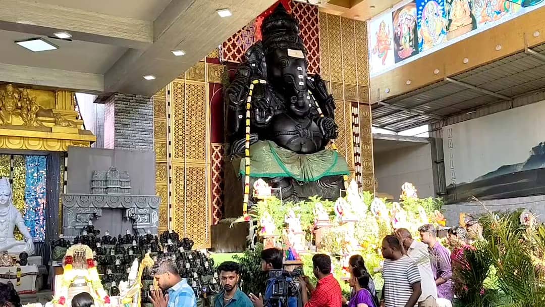 Vinayagar Chaturthi 2024 Worship the 32-feet tall single stone Ganesha idol in Asia in Dindigul - TNN Vinayagar Chaturthi 2024: ஆசிய கண்டத்திலேயே மிக உயரமான 32 அடி உயரம் கொண்ட ஒரே கல்லால் ஆன விநாயகர் சிலை வழிபாடு !