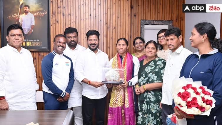 Telangana Govt announces RS 1 crore cash prize for Deepthi Jeevanji and Group 2 post and 500 sq yards Deepthi Jeevanji: పారాలింపిక్స్ విజేత దీప్తి జీవాంజికి గ్రూప్-2 ఉద్యోగం, మరిన్ని బంపర్ ఆఫర్లు ప్రకటించిన ప్రభుత్వం