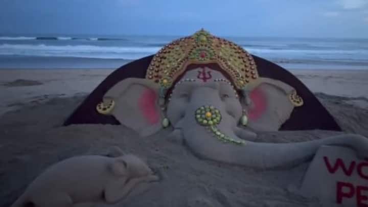 পুরীর সমুদ্র সৈকতে বালি দিয়ে ভগবান গণেশের মূর্তি তৈরি করেছেন বালুকা শিল্পী সুদর্শন পট্টনায়েক।(ছবি সৌজন্য- এএনআই)