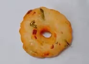தேவையான பொருட்கள் : உப்பு - 1/2 தேக்கரண்டி , பெரிய வெங்காயம் - 1 பொடியாக நறுக்கியது, கறிவேப்பில்லை, பச்சை மிளகாய் - 2 பொடியாக நறுக்கியது, இஞ்சி - 1 துண்டு பொடியாக நறுக்கியது, சீரகம் - 1/2 தேக்கரண்டி , மஞ்சள் தூள் - 1/4 தேக்கரண்டி , மிளகாய் தூள் - 1 தேக்கரண்டி , அரிசி மாவு - 2 மேசைக்கரண்டி , எண்ணெய்.