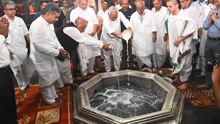 CM Nitish Kumar reviewed preparations for Pitru Paksha Mela in Gaya ann Nitish Kumar News: सीएम नीतीश ने पितृपक्ष मेले की तैयारियों का लिया जायजा, गया वासियों को दी सौगात