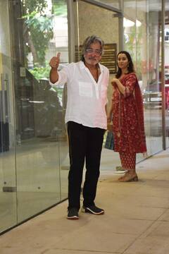 Ganesh Chaturthi 2024: पिता शक्ति कपूर के साथ गणपति दर्शन के लिए पहुंची श्रद्धा कपूर, रेड सूट में फिर सादगी से लूटी महफिल