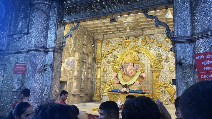 पुण्याच्या प्रसिद्ध आणि पुणेकरांच्या लाडक्या असलेल्या दगडूशेठ गणपती मंदिरात पहाटेपासून गणेशभक्तांनी दर्शनासाठी गर्दी केली आहे.