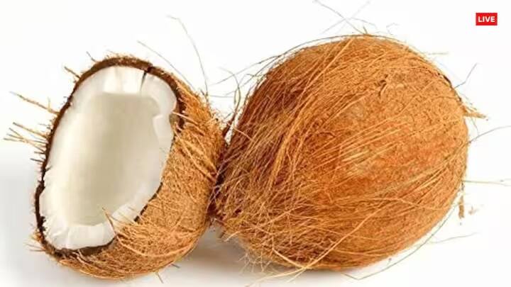 નારિયેળ - નારિયેળના ઝાડને કલ્પવૃક્ષ પણ કહેવાય છે. કલ્પવૃક્ષમાં બ્રહ્મા, વિષ્ણુ અને મહેશ રહે છે. તેથી આ વૃક્ષનું ફળ ભગવાનને ખૂબ પ્રિય છે. ભગવાન ગણેશને નારિયેળ અર્પણ કરવાથી સંતાન અને વૈવાહિક જીવન સંબંધિત સમસ્યાઓ દૂર થાય છે. ઘરમાં માતા લક્ષ્મીનો વાસ હોય છે.