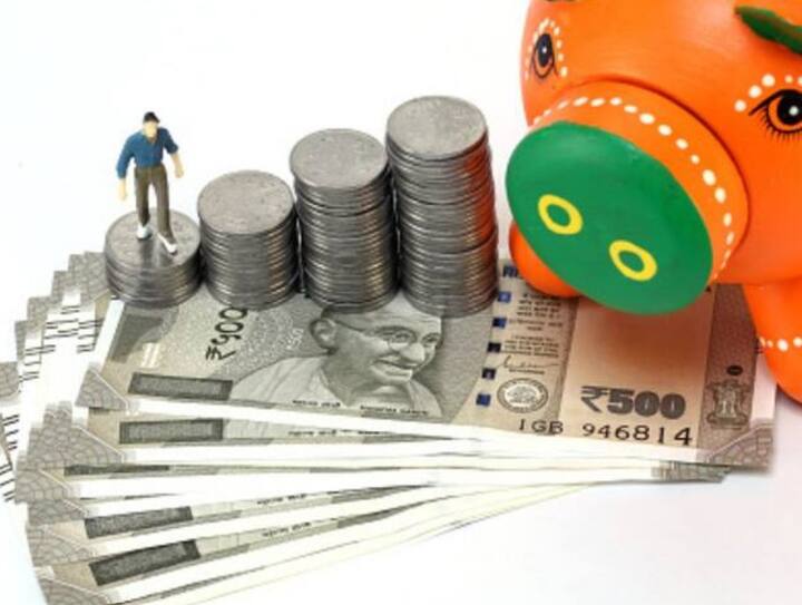 महिला सन्मान सेव्हिंग सर्टिफिकेट ही योजनादेखील अशीच एक प्रसिद्ध योजना आहे. या योजनेच्या माध्यमातून महिलांना त्यांनी केलेल्या गुंतवणुकीवर 7.50 टक्क्यांपर्यंत व्याज मिळते.