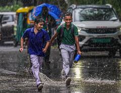 Delhi Weather: दिल्ली में आज छाता रखें तैयार, कभी भी पड़ सकती है दरकार, अगले 3 दिनों तक कैसा रहेगा मौसम?