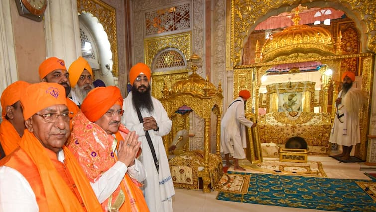 BJP President JP Nadda worship at Sri Harmandir Sahib and participated in membership campaign JP Nadda News: जेपी नड्डा ने श्री हरमंदिर साहिब में टेका मत्था, BJP को बताया क्यों है सभी पार्टियों से अलग?