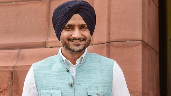 हरभजन सिंह (क्रिकेटर): पूर्व भारतीय क्रिकेटर और ऑफ स्पिनर हरभजन सिंह आम आदमी पार्टी (आप) में शामिल हो गए हैं और वर्तमान में राज्यसभा के सदस्य हैं। (छवि सौजन्य: पीटीआई)