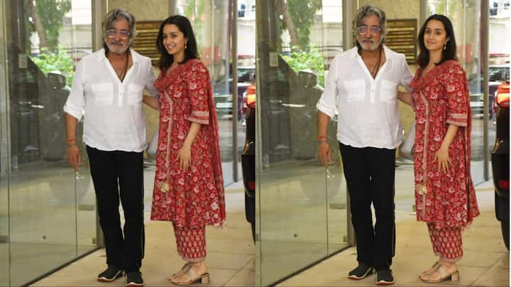 Shraddha Kapoor Latest Photos: श्रद्धा कपूर हाल ही में गणपति बप्पा के दर्शन करने के लिए पहुंची. जहां एक्ट्रेस को उनके पति शक्ति कपूर के साथ स्पॉट किया गया.