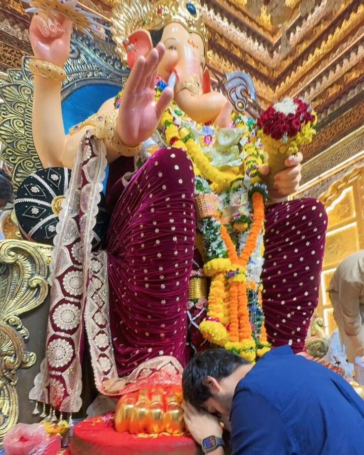 Kartik Aaryan visited Mumbai’s iconic Lalbaugcha Raja. The actor shared a couple of photos on Instagram, showing him bowing in front of the grand Ganpati idol. (Image: Instagram/@kartikaaryan)