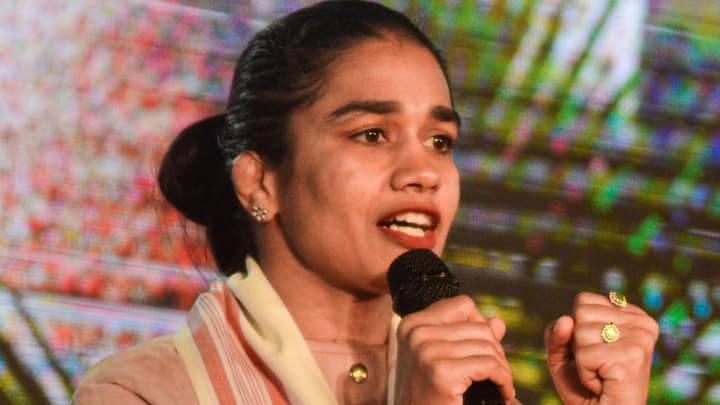 बबीता फोगट (पहलवान): 2014 ग्लासगो कॉमनवेल्थ गेम्स में स्वर्ण पदक विजेता बबीता फोगट ने 2019 में राजनीति में प्रवेश किया और दादरी निर्वाचन क्षेत्र से भाजपा उम्मीदवार के रूप में हरियाणा विधानसभा चुनाव लड़ा। (छवि क्रेडिट: पीटीआई)