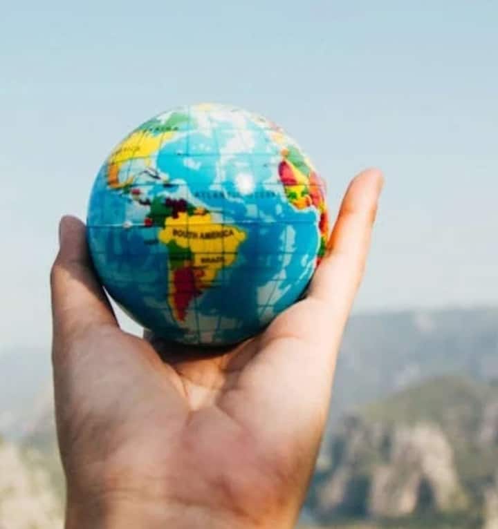 पृथ्वीच्या वयाबद्दल, ग्रीक तज्ज्ञ ॲरिस्टॉटल यांनी एक अंदाज लावला आहे. त्यांनी सांगितलंय की, काळाला अंत किंवा सुरुवात नाही. अशा स्थितीत पृथ्वीचं वय अनंत असल्याचं म्हटलं आहे.