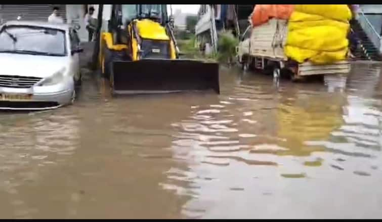 Did Buying a flood affected car is safe Know Details in Telugu How To Buy Car: నీటిలో మునిగిన కార్లు చౌక ధరకు కొంటున్నారా? అవి పని చేస్తాయో లేదో తెలుసుకోవడం ఎలా?