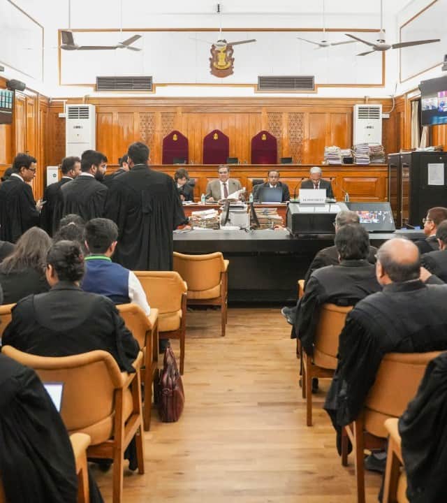 बेंच ने कहा कि पिछले वर्ष जुलाई में शीर्ष अदालत ने हाईकोर्ट के फैसले के लागू करने पर रोक लगा दी थी.