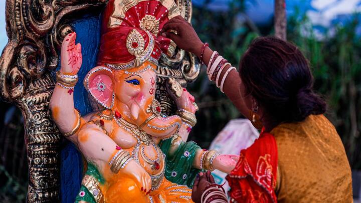 গণেশ মূর্তি মণ্ডপে যাওয়ার আগে শেষ মুহূর্তের কাজ সারছেন শিল্পীরা।(ছবি সৌজন্য- পিটিআই)