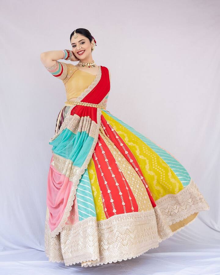 నడుముకు వడ్డాణం, కొప్పున పూలు పెట్టి ఫోటోలకు ఫోజులిచ్చింది. Photo Credit: Sreemukhi/Instagram