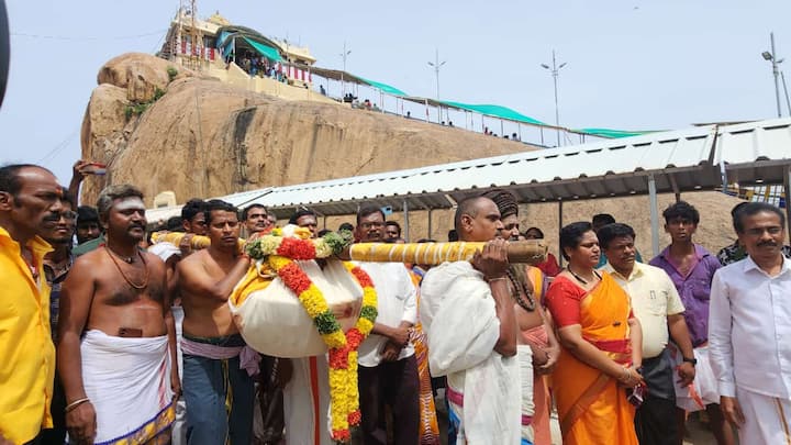 திருச்சி உச்சி பிள்ளையார் கோவிலில் 150 கிலோ கொழுக்கட்டை படைக்கப்பட்டது. அங்கு ஏராளமான பக்தர்கள் சாமி தரிசனம் செய்தனர்.