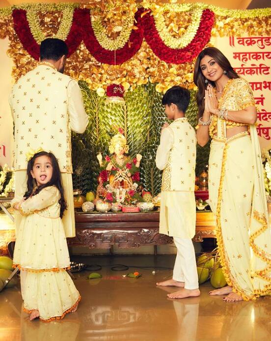 शिल्पा अपने परिवार के साथ गणपति उत्सव में में भाग लेती हैं और अक्सर अपने सेलिब्रेशन की तस्वीरें सोशल मीडिया पर शेयर करती हैं.