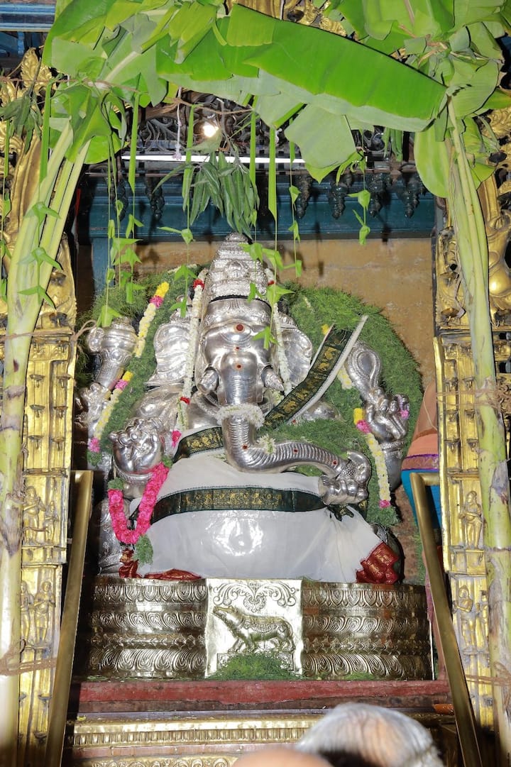 மதுரை அருள்மிகு மீனாட்சி சுந்தரேசுவரர் திருக்கோயிலில் விநாயகர் சதுர்த்தியை முன்னிட்டு, முக்குருணி விநாயகருக்கு சிறப்பு அபிஷேகமும், வெள்ளிக்கவசம் சாத்துப்படி செய்து 18 படியிலான பெரிய கொழுக்கட்டை நெய்வேத்தியம் படைக்கப்பட்டு சிறப்பு தீபராதனை நடத்தப்பட்டது.