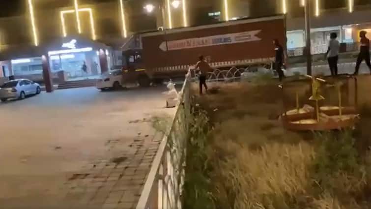 Denied Food Drunk Driver Rams Truck Into Hotel In Pune videos goes viral Watch Video: எனக்கே சாப்பாடு இல்லையா? ஓட்டலுக்குள் லாரியை விட்ட ஓட்டுனர் - வீடியோ வைரல்