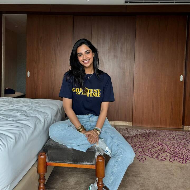 விஜய், பிரசாந்த், பிரபு தேவா, சினேகா, லைலா, மோகன் உள்ளிட்ட பலர் நடித்திருந்த போதும், ஒரு சில காட்சிகளில் ஸ்ரீநிதியாக வரும் மீனாட்சி செளத்ரி ரசிகர்களின் கவனத்தை ஈர்த்துள்ளார்.