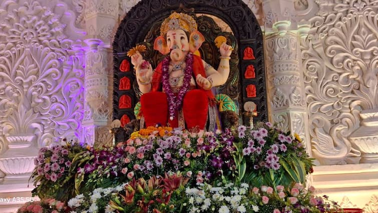 bihar Ganesh Chaturthi celebrated in Patna Maharashtra Mandal adorned Ganpati Bappa with crown worth 30 lakhs ANN Ganesh Chaturthi 2024: पटना में गणेश चतुर्थी पर गणपति बप्पा को पहनाए गए 30 लाख के मुकुट, राम मंदिर के थीम पर बना पंडाल 