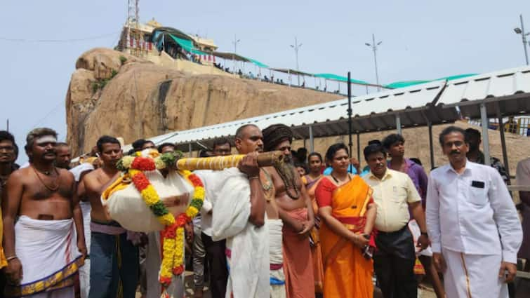 Vinayagar Chaturthi 2024: 150 Kg Mega Size Kollukatta Padayal at Trichy Malaikottai Temple. Vinayagar Chaturthi 2024: திருச்சி மலைக்கோட்டை கோவிலில் 150 கிலோ மெகா சைஸ் கொழுக்கட்டை படையல்..