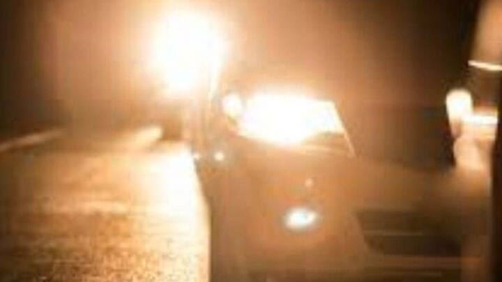 केंद्रीय मोटर वाहन एक्ट के नियमों के मुताबिक अगर कोई भी हाई बीम हैडलाइट्स का इस्तेमाल करता है तो यह गैरकानूनी है.