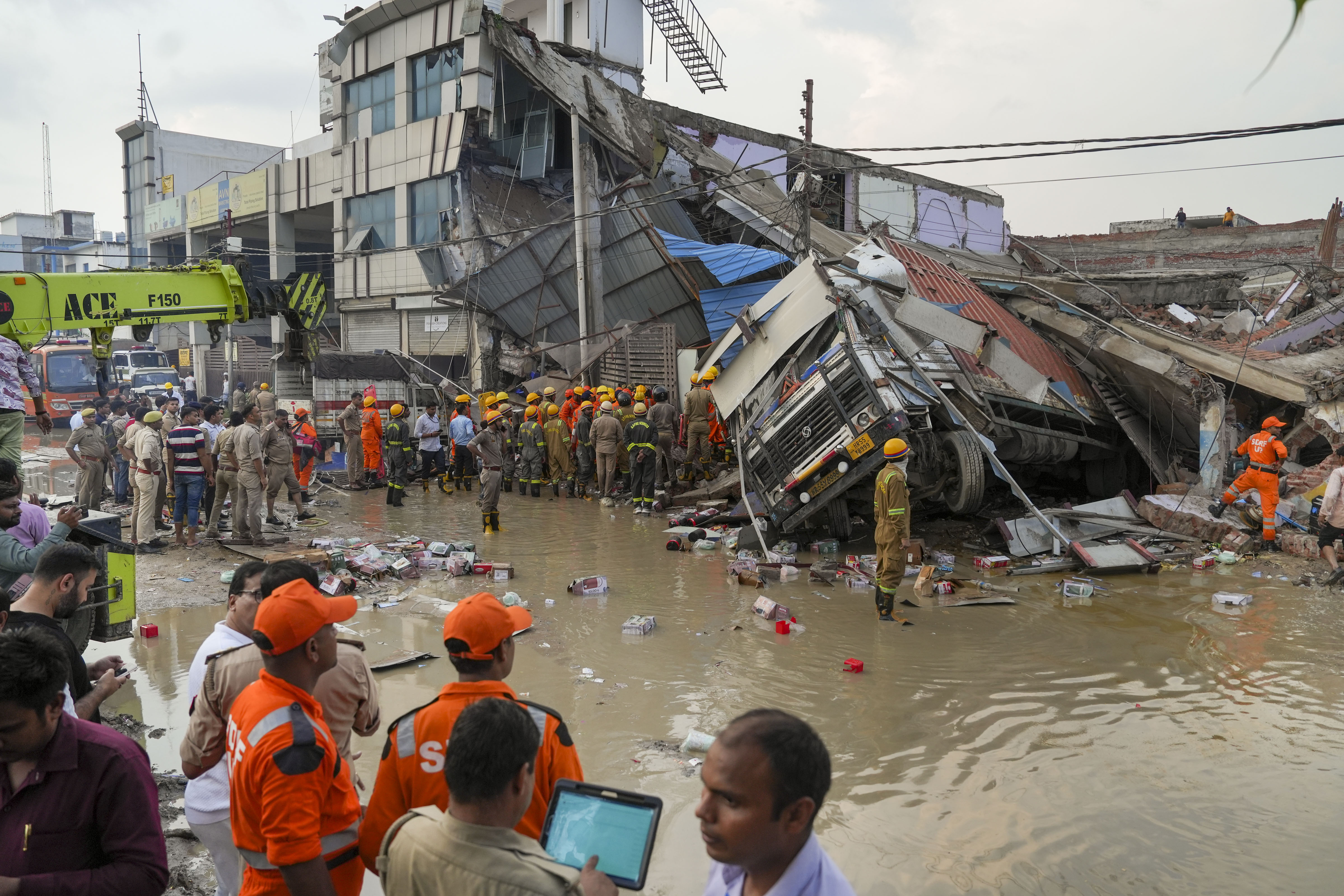 Lucknow Building Collapse: लखनऊ बिल्डिंग हादसे में अब तक 6 लोगों की मौत, चश्मदीद ड्राइवर ने बताई घटना की पूरी कहानी