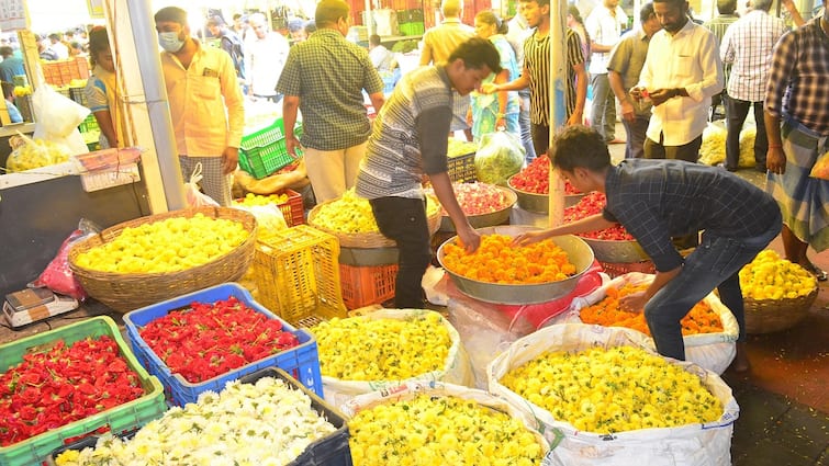 Vinayagar Chaturthi 2024 flowers price increased second day in Thanjavur ahead of Ganesha Chaturthi - TNN கிடுகிடுவென்று விலை உயர்ந்த பூக்கள்... எதனால் இப்படி உயர்ந்தது?