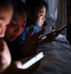 Mobile Phone Usage : இரவில் மொபைல் பயன்படுத்துவதால் இவ்வளவு பிரச்சினைகள் ஏற்படுமா?