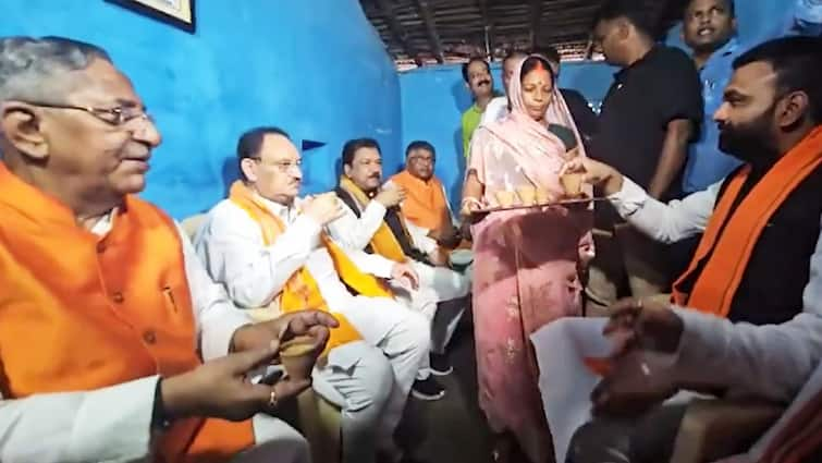 JP Nadda Went to the Dalit Family Home to Have Tea in Patna City with BJP Leaders बिहार में जेपी नड्डा का सियासी खेल! सबको छोड़ यहां चाय पीने क्यों पहुंचे BJP अध्यक्ष? जानें