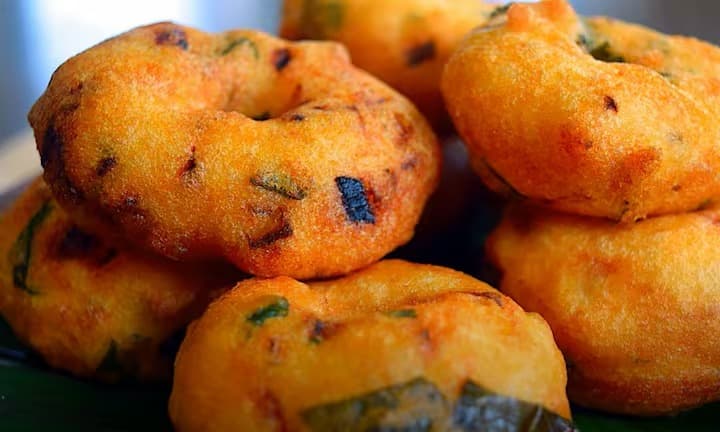 அடுத்தது பெரிய வெங்காயம், கறிவேப்பிலை, பச்சை மிளகாய், இஞ்சி, சீரகம், மஞ்சள்தூள், மிளகாய்த்தூள் மற்றும் அரிசி மாவு சேர்த்து நன்கு பிசைந்து கொள்ளவும்.