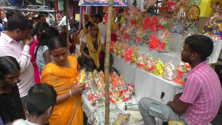 आज भगवान गणेश की प्रतिमा को विधि विधान से घरों में स्थापित कर 9 दिन तक पूजा-अर्चना करने के बाद मुहूर्त के हिसाब से विसर्जित कर दिया जाएगा. देश में सभी जगह गणेश चतुर्थी का पर्व बड़े ही धूमधाम से मनाया जा रहा है. भरतपुर में सोमवार (7 सिंतबर) को शहर में गणेश महोत्सव को लेकर काफी उत्साह देखने को मिल रहा है. अटल बंद गेट स्थित गणेश जी के मंदिर पर श्रद्धालुओं की लंबी-लंबी कतारें लगी हैं.