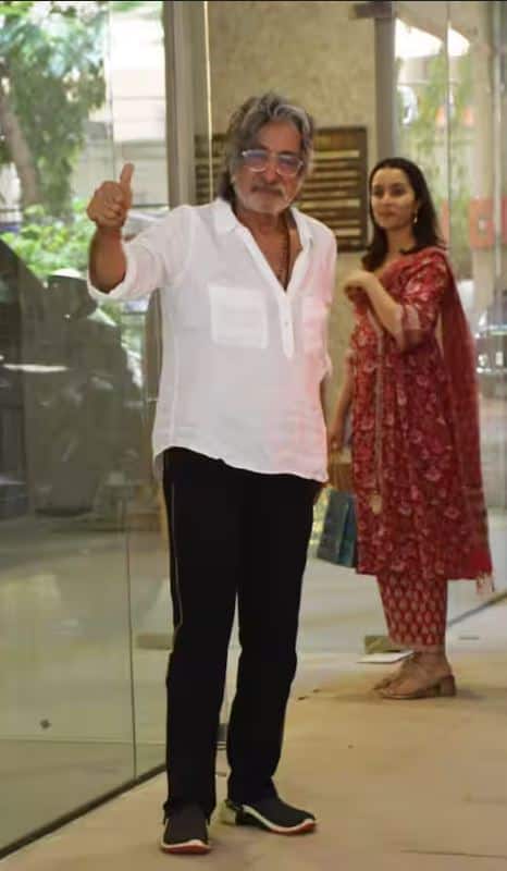 શ્રદ્ધા કપૂરની આ તસવીરો મુંબઈમાં આયોજિત ગણપતિ સેલિબ્રેશનની છે. જ્યાં અભિનેત્રી તેના પિતા અને દિગ્ગજ અભિનેતા શક્તિ કપૂર સાથે પહોંચી હતી.