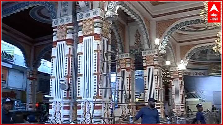 देशभरातील प्रसिद्ध आणि मोठ्या मंदिराची हुबेहूब प्रतिकृती बनवण्यासाठी दगडूशेठ हलवाई गणपती मंदिर प्रसिद्ध आहे आणि याच मंदिराच्या गाभाऱ्यात गणेशोत्सवा दरम्यान बापांची मूर्ती विराजमान होत असते.