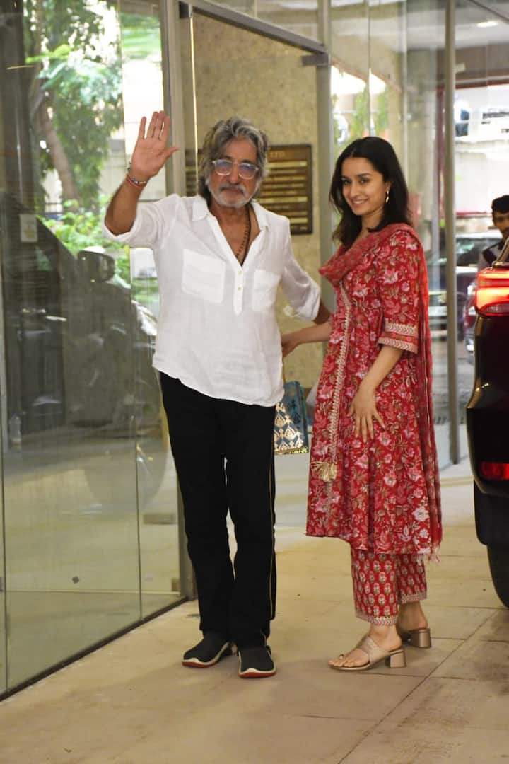 श्रद्धा कपूर और शक्ति कपूर ने गणपति दर्शन के लिए जाने से पहले पैपराजी को  एकसाथ कई सारे पोज भी दिए.