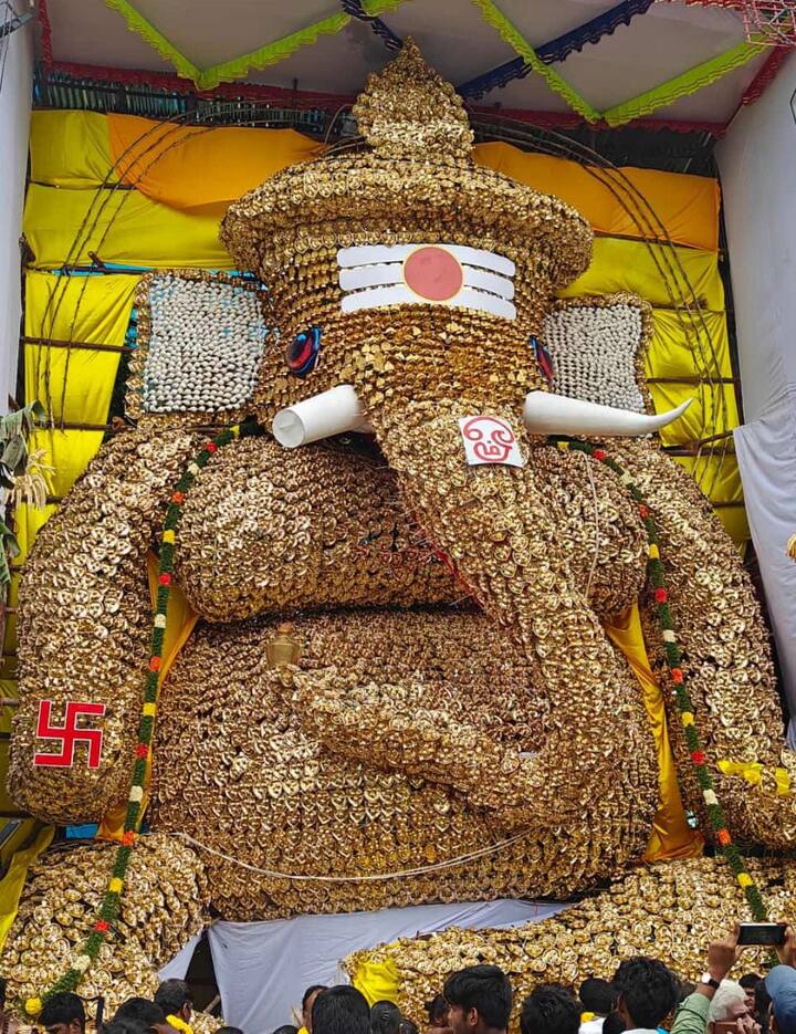 கொளத்தூரின் மற்றொரு பகுதியில் காமாட்சி அம்மன் விளக்கால் உருவாக்கப்பட்ட விநாயகரை பல மக்கள் பார்த்து வருகின்றனர்.
